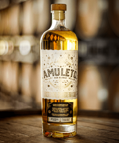 botella de ron amuleto con barriles de fondo