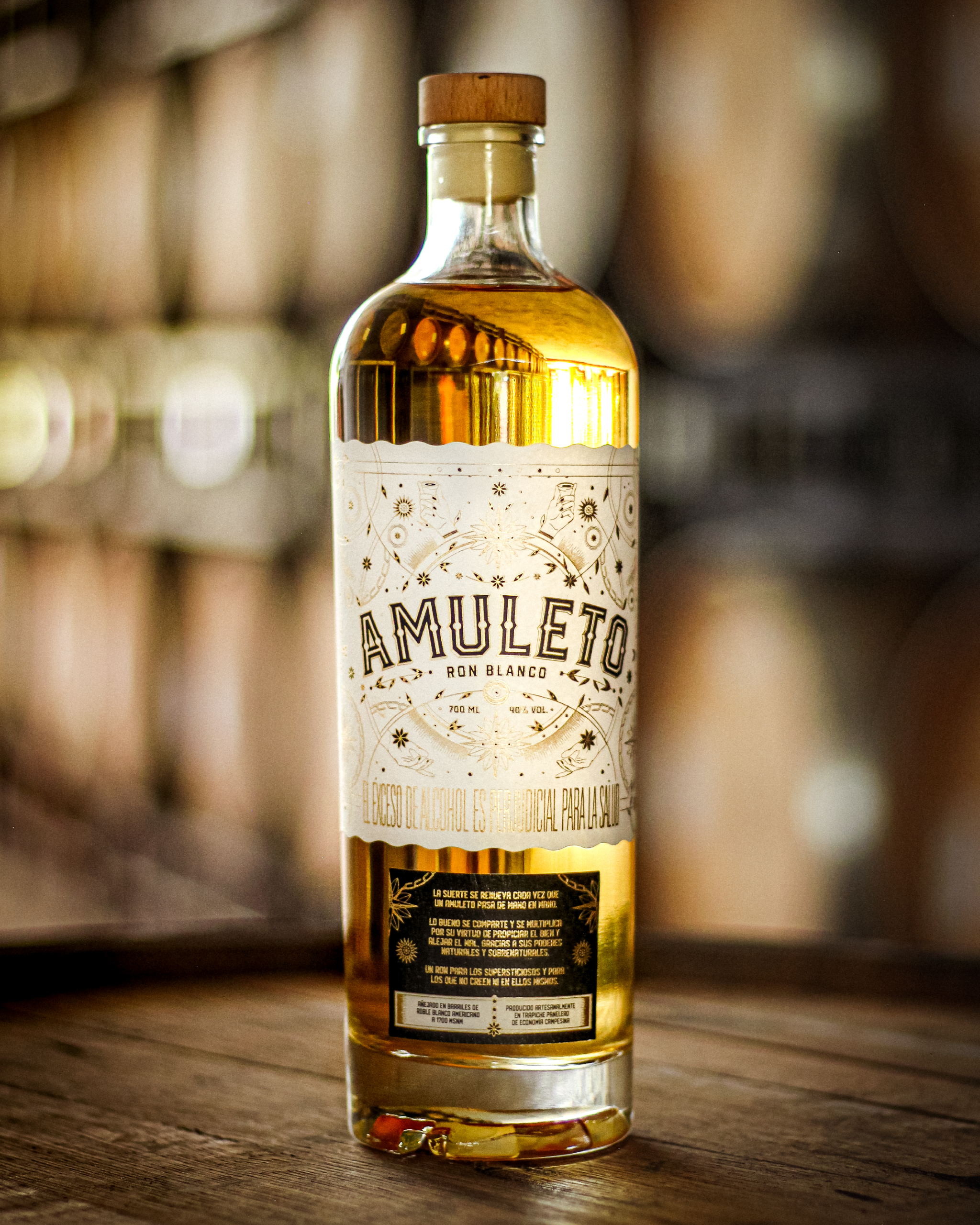 botella de ron amuleto con barriles de fondo